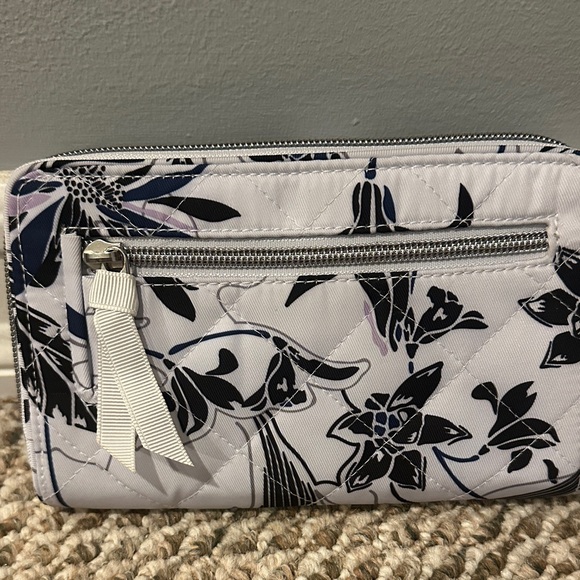 Vera Bradley Stylish Black and White Quilted Women's Wallet - Picture 3 of 7